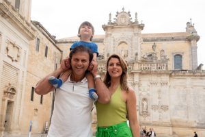 Renta Bueno e sua família para a revista Caras Brasil.